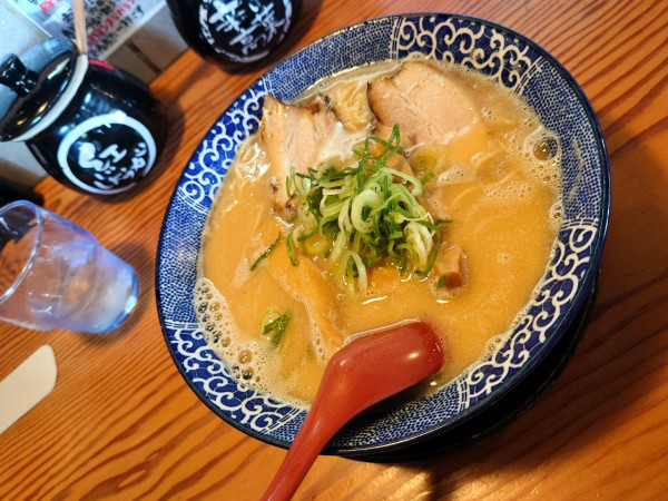 「博多豚骨ラーメン」@博多ラーメン鶴亀堂 三芳藤久保店の写真
