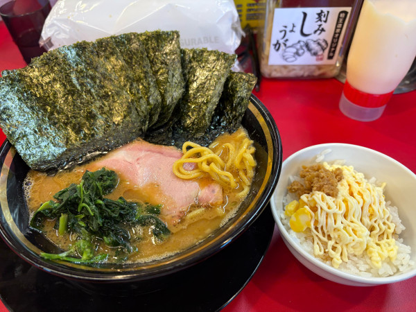 「ラーメン900円、海苔5枚100円、半玉子まぶし150円」@家系ラーメン王道家直伝 樹道家の写真