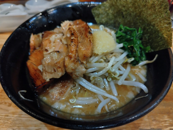 「豚火らーめん　正油　※にんにく有」@らぁめん・つけめん 豚火の写真