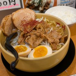 特製赤味噌ラーメン、大盛り、半ライス
