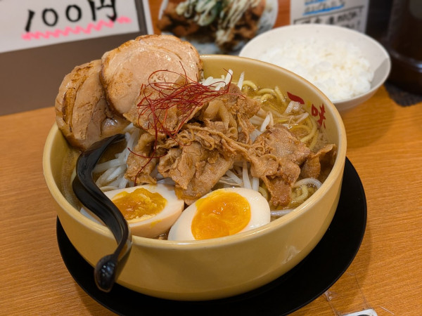 「特製赤味噌ラーメン、大盛り、半ライス」@味噌ラーメン 百庵 西新宿店の写真