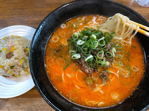 「ランチ 辛ラーメン＋半チャーハン(900)」@れんじやの写真