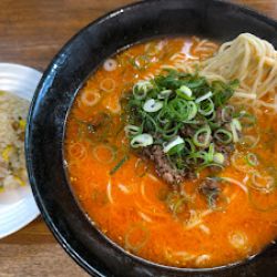 ランチ 辛ラーメン＋半チャーハン(900)