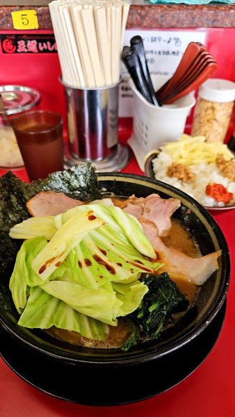 「チャーシューメン3枚＋キャベツ＋ライス」@家系ラーメン 王道家の写真