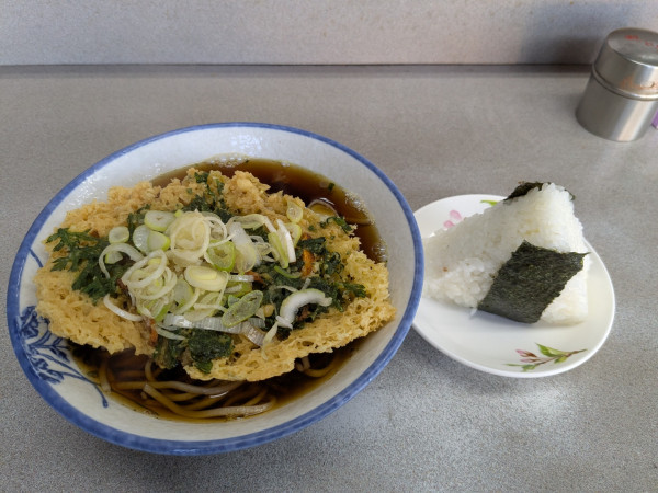「天ぷらそば￥400+おにぎり￥120」@たつみやの写真