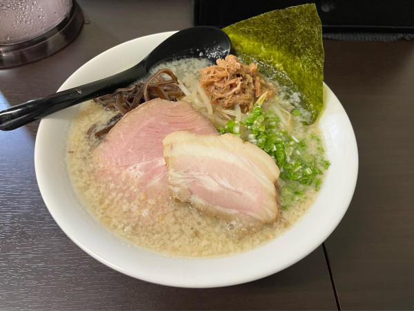 「豚中華 900円+ニンニク50円」@らぁ麺 亀我楽の写真