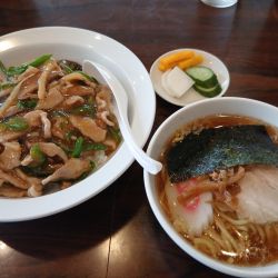 得ランチ・半ラーメンと肉中華丼 1050円