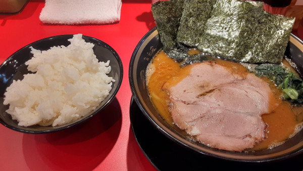 「ラーメン　無料ライス」@王道家直伝 家系ラーメン 本ごう家王道乃印の写真