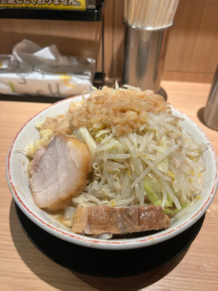 「小ラーメン（ニンニク少し・ヤサイアブラ）」@ラーメン豚山 東京ラーメン横丁店の写真