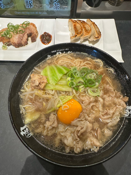 「秘伝のニンニク醤油肉そば＋おつまみ焼豚盛り＋半餃子」@伝説の肉そば屋 御茶ノ水店の写真