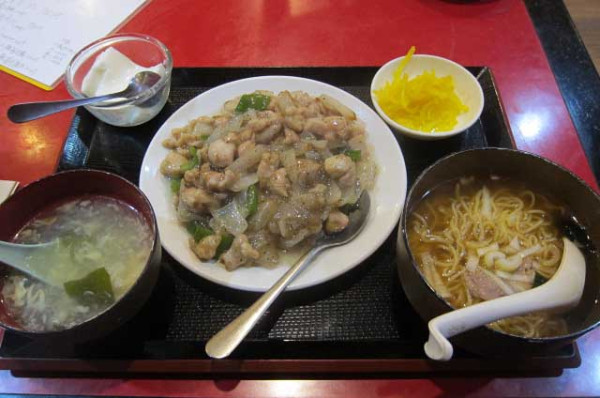 「鶏肉の黒胡椒風炒めの定食　780円＋半ラーメン　200円」@花彫酒家の写真