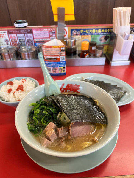 「醤油ラーメン　ほうれん草　半ライス」@山岡家 越谷レイクタウン店の写真