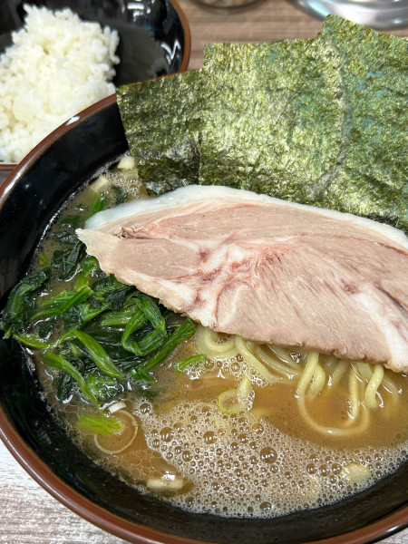 「ラーメン並900円 ライス小」@武蔵家 富士見店の写真