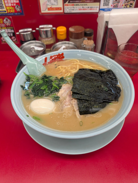「チャーシュー中盛り味玉ほうれん草」@ラーメン山岡家 春日部店の写真