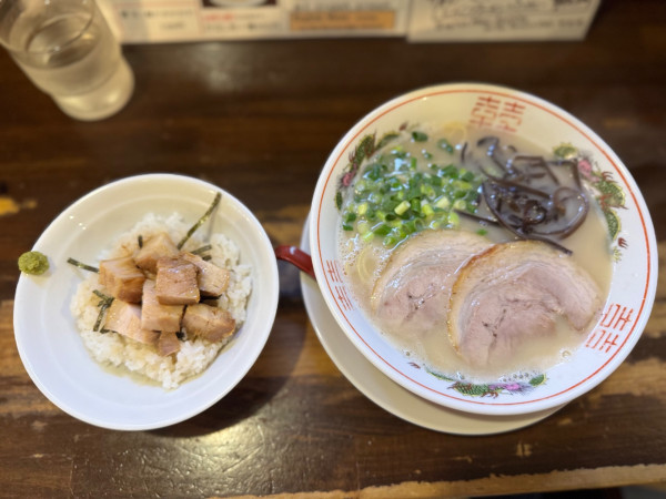 「Bセット(とんこつラーメン＋チャーシュー丼)900円」@萬福本舗の写真