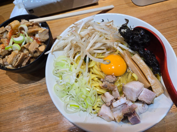 「油そば+豚ごはん(辛口醤油)」@味噌麺処 花道庵 北参道店の写真