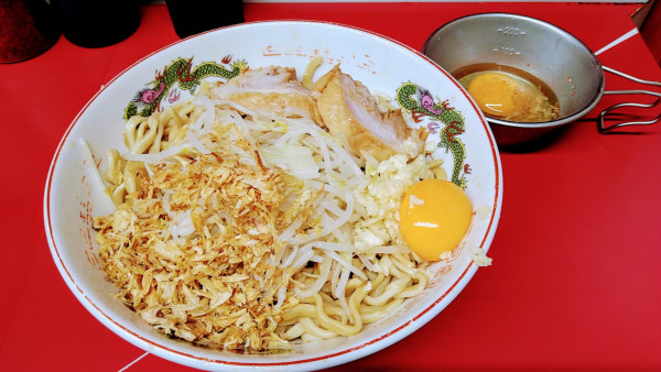 「汁無し(ニンニク増し)＋ゆうちゃんスパイス」@ラーメン二郎 湘南藤沢店の写真