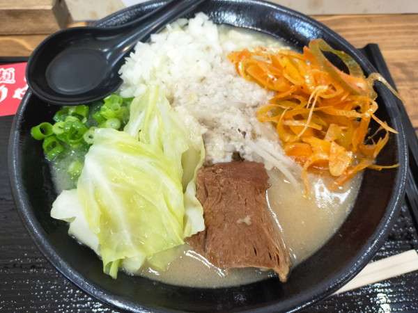 「背脂ラーメン＋青ネギトッピング」@麺屋鳥膳の写真