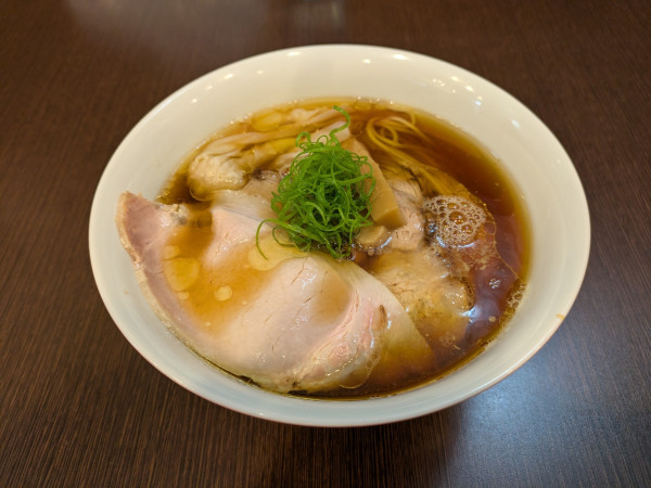 「醤油らーめん+ワンタン」@とものもとの写真