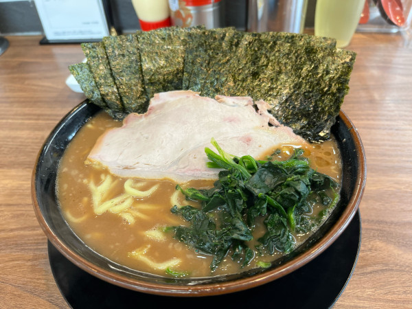 「ラーメン大盛海苔増し」@家系ラーメン王道家直伝 との丸家 八千代店の写真