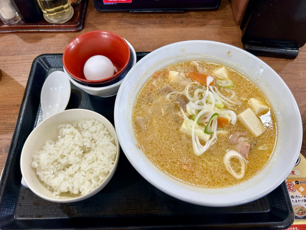 「豚汁らーめん_たまかけ朝食(490-50￥ｸｰﾎﾟﾝ)」@北海道らぁめん伝丸 6号ひたちなか田彦店の写真