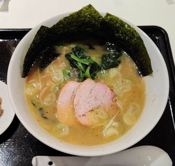 「横浜家系ラーメン」@ちゃぶ屋とんこつらぁ麺 CHABUTON 西武東戸塚S.C.店の写真
