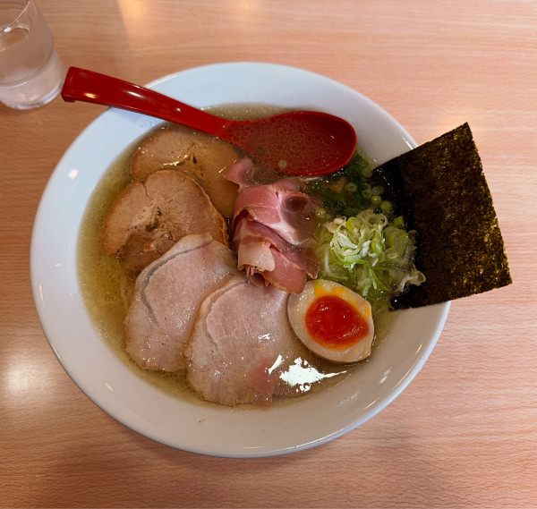 「塩そば味玉付き」@多加水手揉み熟成麺 くるりの写真