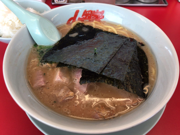 「醤油(多濃)+ポイント半ライス+クーポンコロチャー×2 690円」@ラーメン山岡家 青梅店の写真