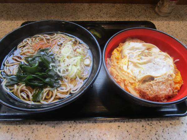 「かけそばとかつ丼セット 930円」@名代 富士そば 大塚駅前店の写真