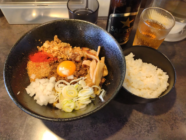 「カレーまぜそば¥950+ライス¥100+瓶ビール¥480-」@だるまの写真