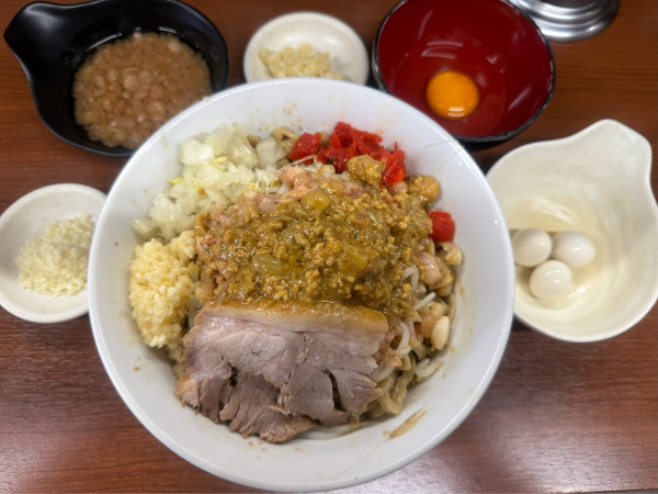 「限定カレー油そば中300gうずら3個粉チーズ」@どでん 西川口店の写真