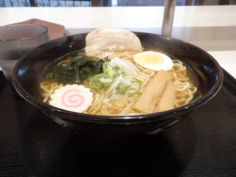 「醤油ラーメン」@名代 富士そば 巣鴨駅前店の写真
