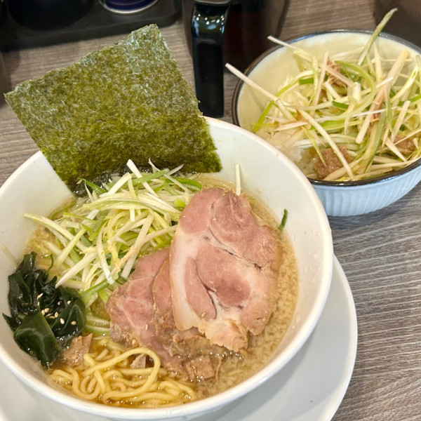 「ネギチャーシューメン(3枚)+小ねぎ丼セット」@ラーメンショップ◯化 神立店の写真