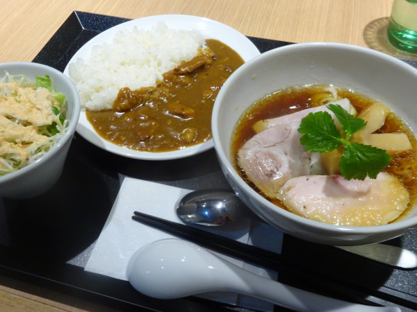 「ハーフ川越ポークカレー&ハーフはつかり醤油らーめん1600円」@らーめんとカレーのお店 NEWかれいどの写真