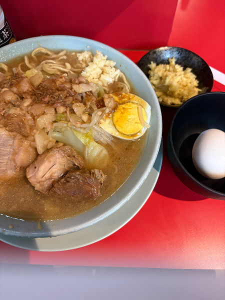 「ラーメン半分ニンニクちょい増しちょい脂生卵肉カス油生姜」@ラーメン富士丸 西新井大師店の写真