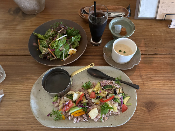 「Carryランチ（黒カレー＋野菜サラダ＋スープ＋ドリンク）」@asiana茶廊の写真