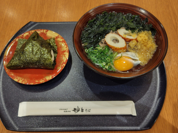 「わかめそば550円、月見卵150円」@砂丘そばの写真