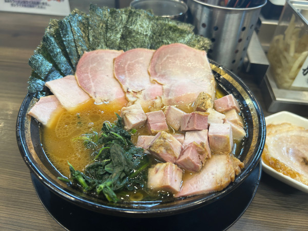 「チャーシューメン　チャーシュー増し　コロチャー　のり　カタコイオ」@家系ラーメン がくの写真