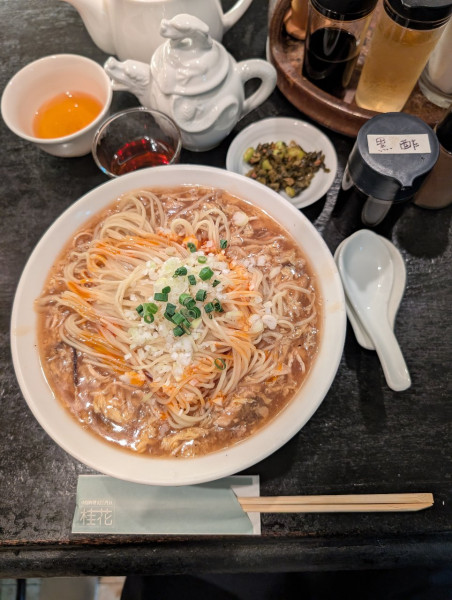 「酸味入り辛子つゆそば(酸辣湯麺)＋かめ出し紹興酒(一合)」@中国料理 桂花の写真