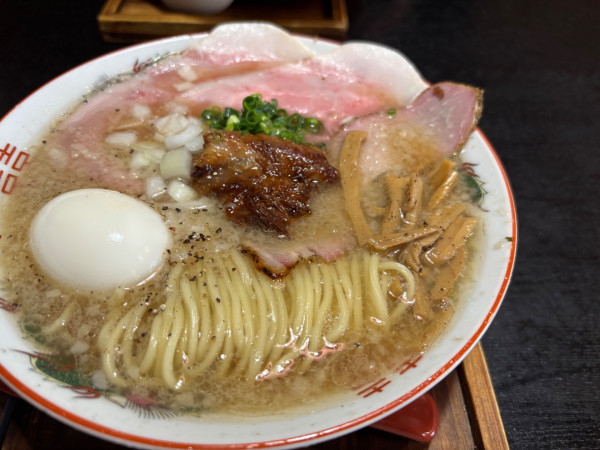 「イカ煮干し背脂醤油ラーメン」@麺栞 みかさの写真