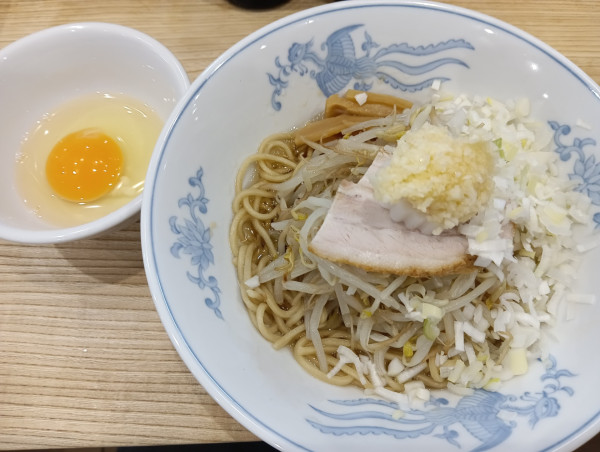 「油そば・麺軽め+にんにく+生卵」@らーめん 高尾の写真