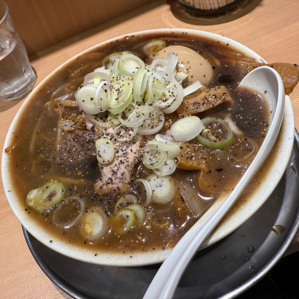 「札幌ブラック味玉入り」@札幌六坊の写真