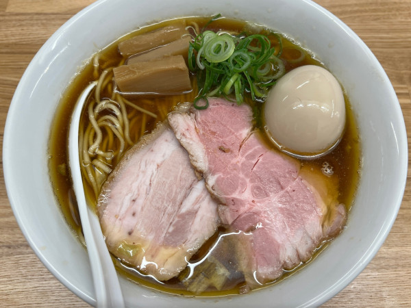 「醤油ラーメン 味玉入り」@ラーメン いいかおの写真