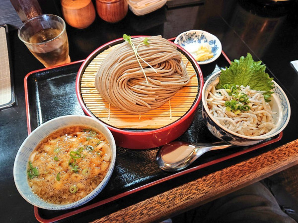 「肉汁つけ蕎麦（大盛り）、釜揚げしらすごはん」@たぬきときつねの写真