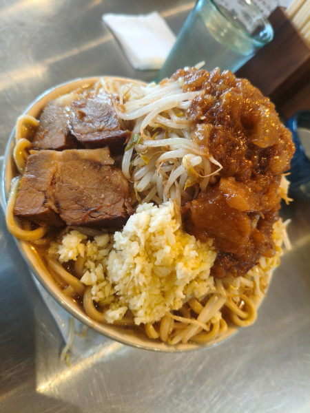 「らーめん　麺500g全マシ　¥900-」@成城贅肉店の写真