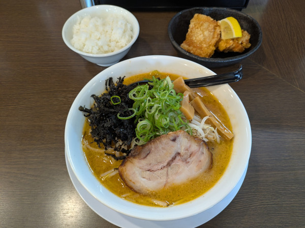 「えびそば(味噌󠄀)＋ザンギセット」@らーめん 三空 上田店の写真