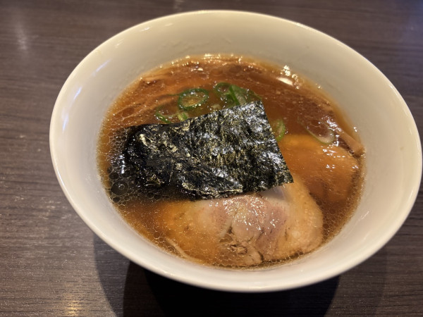 「醤油らぁ麺」@支那そばや 本店の写真