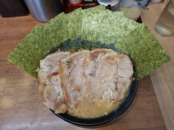 「らーめん+チャーシュー+たまご+のり+ほうれん草」@英吉家の写真