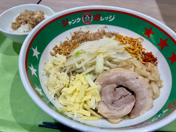 「まぜそば(玉子なし) 並 + アブライス」@ジャンクガレッジ カインズ朝霞店の写真