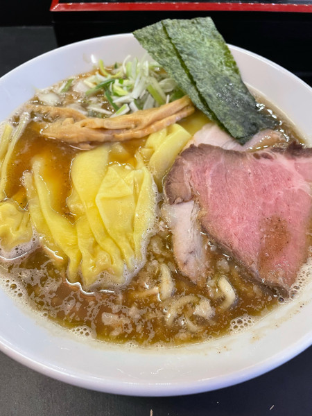 「ワンタン煮干し麺 濃い煮干 太麺」@逢坂製麺の写真